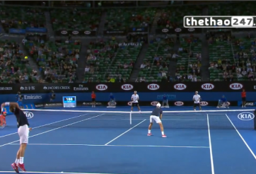 VIDEO: Tai nạn giao bóng hài hước tại Australian Open 2015