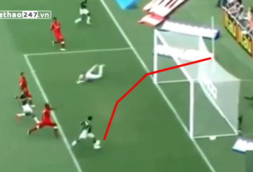 VIDEO: Pha đệm bóng vọt xà trước khung thành trống khó tin