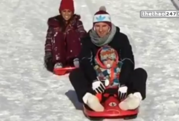 VIDEO: Messi đưa gia đình đi trượt tuyết ở Andorra