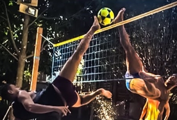 VIDEO: Ronaldinho trổ tài chơi bóng chuyền bằng chân cực đỉnh