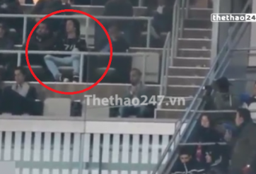 VIDEO: Ronaldo lặng lẽ xem đồng đội thi đấu