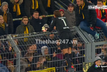 VIDEO: CĐV tức giận, cầu thủ Dortmund xin lỗi vì thành tích bết bát