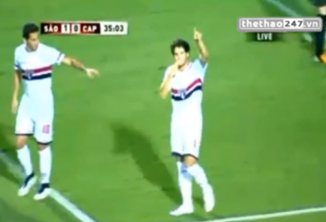 VIDEO: Pato hôn gió tặng bạn gái trên khán đài sau khi ghi bàn