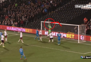 VIDEO: Thủ môn phản lưới sau pha bắt bóng thảm họa ở vòng 4 FA Cup