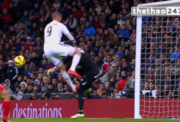 VIDEO: Benzema thoát thẻ dù vào bóng triệt hạ với thủ thành Sevilla