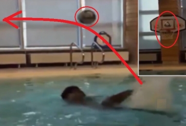 VIDEO: Willian đá bóng vào rổ điệu nghệ ngay cả khi đang... bơi