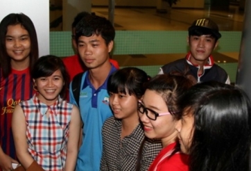 VIDEO: Công Phượng và đồng đội được các fan nữ Cần Thơ chào đón cuồng nhiệt