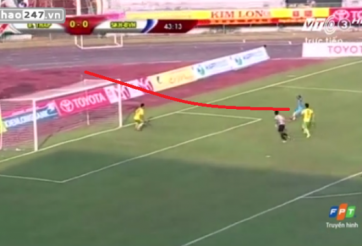 VIDEO: Cầu thủ Khánh Hòa sút bóng vọt xà trước khung thành trống