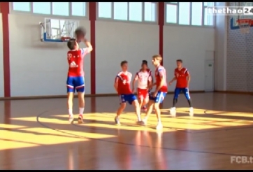 VIDEO: Các cầu thủ Bayern Munich trổ tài chơi bóng rổ như chuyên nghiệp