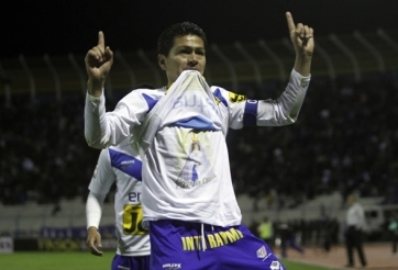 VIDEO: Hậu vệ cũng ghi siêu phẩm theo kiểu volley