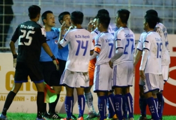 Trọng tài 'bẻ còi', trận SHB.ĐN - QNK Quảng Nam suýt bị vỡ