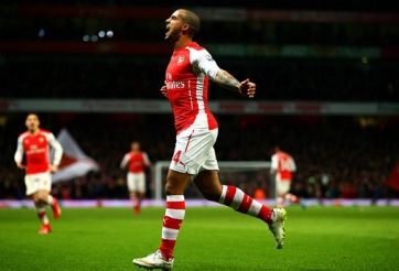 Walcott giúp Arsenal hất cẳng Man Utd khỏi top 4