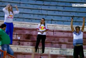 VIDEO: Pha ăn mừng vui nhộn có 1 không 2 của CĐV Brazil