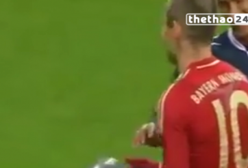 Video hài hước: Bayern lỡ pha tấn công vì trái bóng 'made in China'