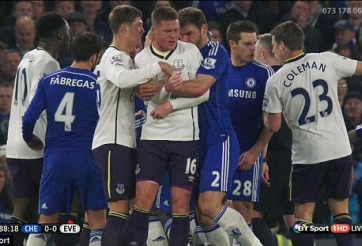 VIDEO: Cận cảnh nghi án Ivanovich cắn cầu thù Everton