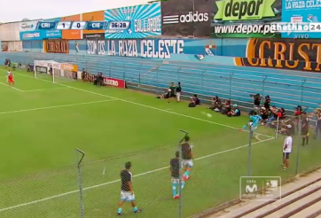 VIDEO: Cú sút phạt góc thành bàn không tưởng bằng má ngoài