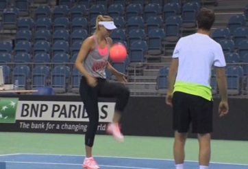 VIDEO: Sharapova trổ tài tâng bóng điêu luyện