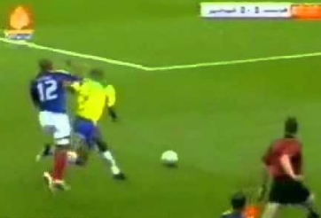 VIDEO: Màn đua tốc độ đáng kinh ngạc giữa Thierry Henry và Roberto Carlos