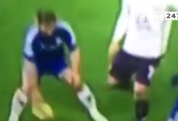VIDEO: Ivanovic tẽn tò vì bị cầu thủ Everton xâu kim
