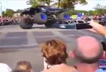 VIDEO: Đâm vào đám đông, quái vật 4 bánh khiến 3 khán giả thiệt mạng