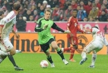 VIDEO: Manuel Neuer ghi bàn ngoạn mục ở vị trí... tiền đạo