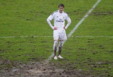 VIDEO: Thần đồng Odegaard ra mắt đội B Real Madrid trên mặt... ruộng