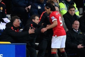 Falcao 'thái độ' với HLV Van Gaal khi bị thay ra sớm