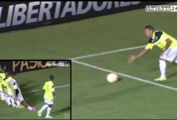 VIDEO: Siêu phẩm và màn ăn mừng hài hước theo phong cách bowling