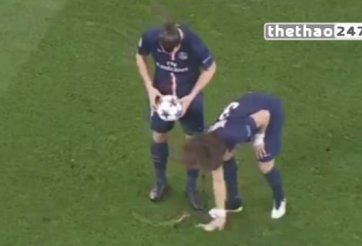 VIDEO: Màn chuẩn bị đá phạt hài hước của David Luiz và Ibrahimovic