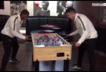 VIDEO: Valencia và Van Persie so tài với trò chơi bi lắc