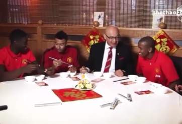 VIDEO: Cầu thủ M.U thi tài dùng đũa mừng Tết âm lịch