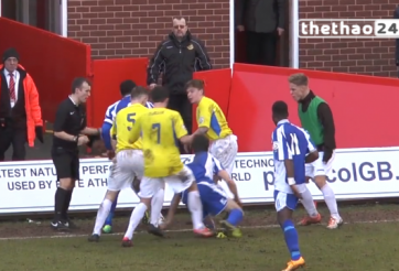 VIDEO: Cầu thủ giải hạng 6 Anh chơi đấu vật với đối thủ