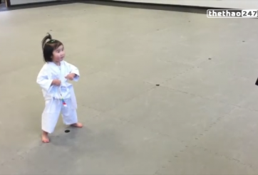 VIDEO: Bất ngờ với bài tập của nữ võ sỹ taekwondo 3 tuổi