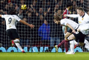 VIDEO: Phản ứng hài hước của Rooney và Shaw khi Blind lập siêu phẩm