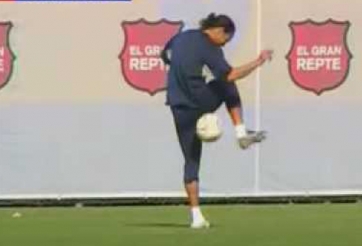 VIDEO: Màn biểu diễn tâng bóng kết hợp 2 phong cách Michael Jackson và Ronaldinho