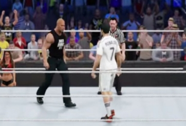 VIDEO: Hài hước màn đại chiến giữa Ronaldo và Dwayne Johnson trên võ đài WWE