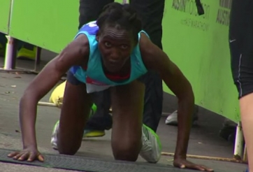 VIDEO: VĐV điền kinh cố bò về đích khi đã bị ngã quỵ