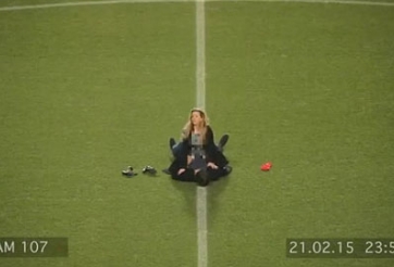 Đôi nam nữ lẻn vào sân bóng diễn cảnh nóng