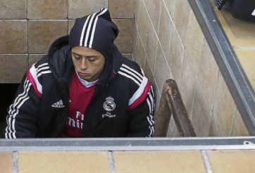 2509 phút ngồi dự bị: Đường hầm vô tận của Chicharito