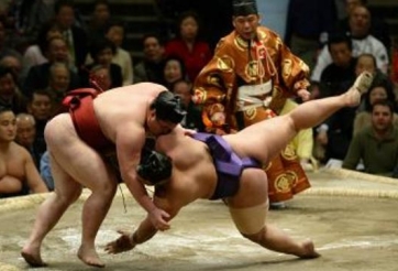 VIDEO: Độc chiêu Sumo - Thắng trận chỉ sau 1 cú né người