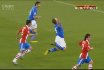 VIDEO hài hước: Lý do các cầu thủ tự nhiên ngã trên sân