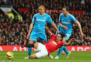 VIDEO: Chiếc thẻ đỏ vô lý đến ngớ ngẩn của West Brown