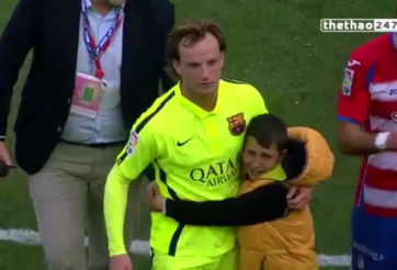 VIDEO: Rakitic khiến fan nhí ôm chặt và bật khóc sau trận đấu với Granada