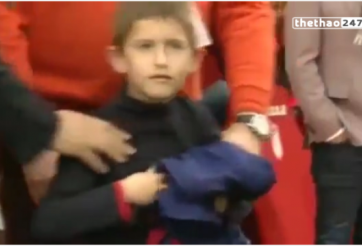 VIDEO: Fan nhí trốn ông xuống sân để gặp và xin áo của thần tượng Suarez