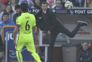 VIDEO: Pha đỡ bóng kiểu 'bọ cạp' của HLV Luis Enrique