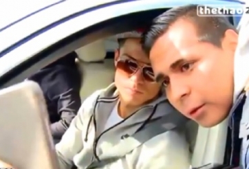 VIDEO: Dừng siêu xe, Ronaldo hòa nhã ký tặng và chụp ảnh selfie cùng các fan