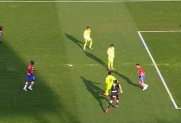 VIDEO: Pha bóng cho thấy Luis Suarez phải làm nền cho Messi tại Barca