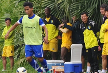 Toàn đội Hà Nội T&T chăm chú xem U23 VN tập luyện