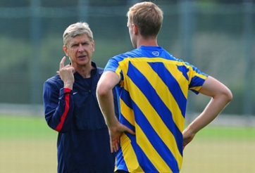 HLV Arsene Wenger cảnh báo Mertesacker