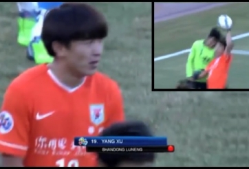 VIDEO: Cầu thủ Trung Quốc tái hiện 'bàn tay của Chúa' của Maradona ở Cúp C1 châu Á